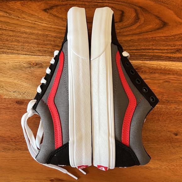 NWT Vans Old Skool Grey and Black Shoes with Red Stripe Size 6 - Picture 2 of 9